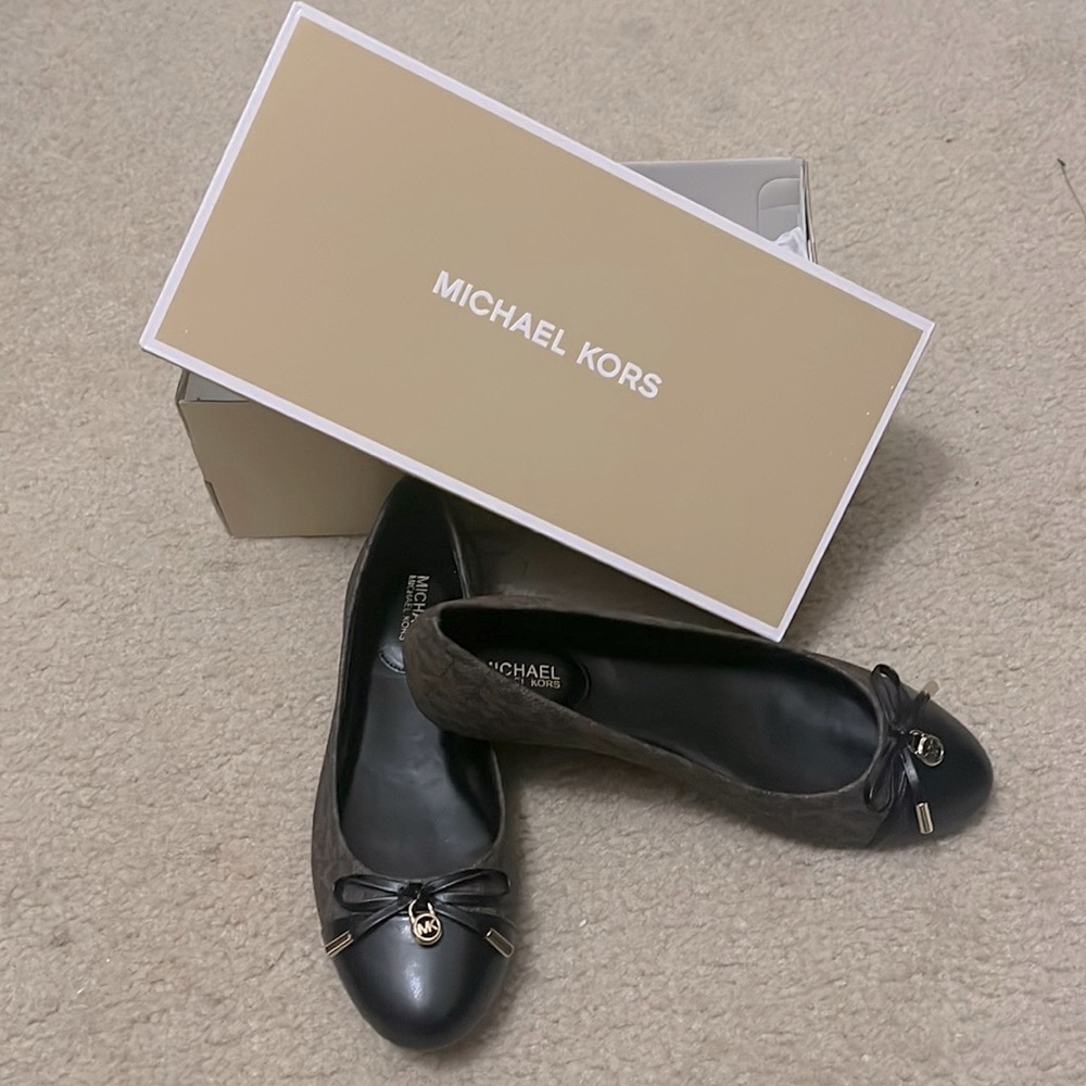 Brand new full box Michael Kors Women size 6